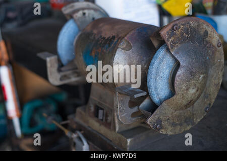 Kreisförmige Draht Bürste Schleifmaschine. Stahl-Schleifer in Garage. Stockfoto