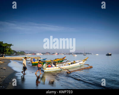Küste mit traditionellen asiatischen Holz- longtail Fischerboote auf dili Strand in Ost Timor Leste Stockfoto