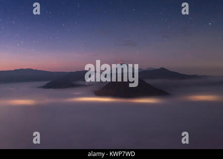 Bromo, Batok und Semeru Vulkane in der Nacht, Insel Java, Indonesien Stockfoto