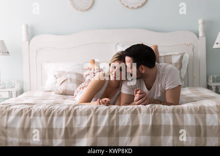 Junge attraktive Paar romantische Zeit im Bett Stockfoto