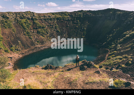 Zurück Blick auf die junge Frau am wunderschönen Kratersee in Island suchen Stockfoto