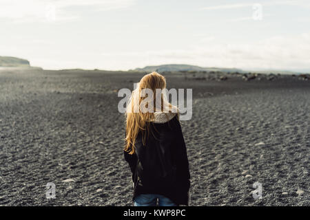 Rückansicht der jungen Frau an der schönen wilden isländische Landschaft suchen Stockfoto