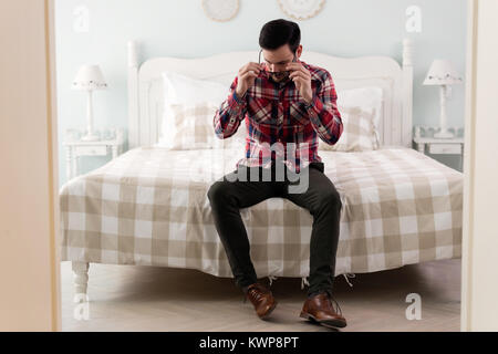 Portrait des jungen Mannes nicht gut fühlt in Morgen Stockfoto