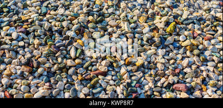 Bunte nass Kiesel-strand Hintergrund. Helle meer Steine Stockfoto