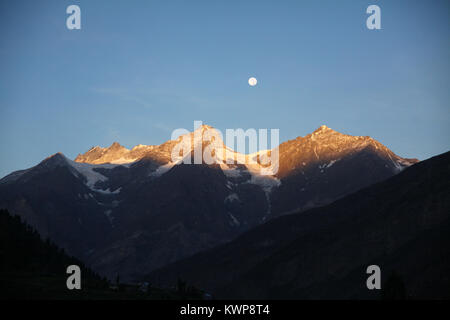 Landschaftlich schöne Landschaft mit schneebedeckten Berge und der Mond im indischen Himalaya Stockfoto