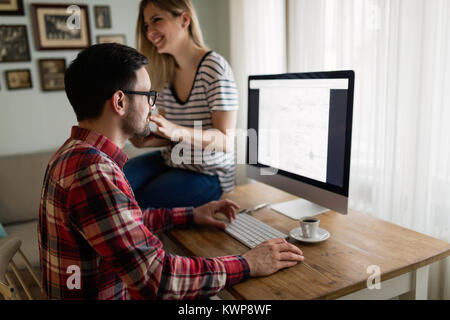 Junge attraktive Designer zusammen arbeiten von zu Hause aus Stockfoto