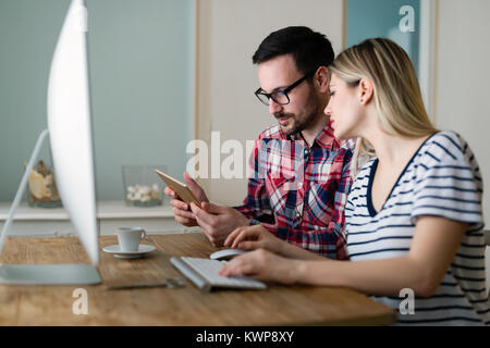 Junge attraktive Designer zusammen arbeiten von zu Hause aus Stockfoto