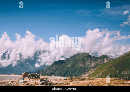 Landschaftlich schöne Berglandschaft und blauer Himmel mit Wolken im indischen Himalaya, Rothang Pass Stockfoto