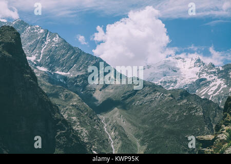 Schöne Berglandschaft mit majestätischen schneebedeckten Gipfeln im indischen Himalaya, Rothang Pass Stockfoto