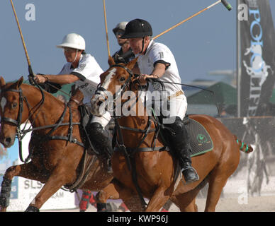 MIAMI BEACH, FL - 22. April: "America's Most Wanted 'host John Walsh nimmt AMG Miami Beach Polo World Cup - 20-jährige Meghan Walsh die Veranstaltung auch ihr Vater und präsentieren ihre eigene Mode zu unterstützen. John Edward Walsh (* 26. Dezember 1945) ist ein US-amerikanischer TV-Persönlichkeit, kriminelle Ermittler, menschliche und Opfer Rights Advocate und der Wirt von America's Most Wanted. Walsh ist für seine anti-crime Aktivismus, die er mit nach dem Mord an seinem Sohn, Adam beteiligt wurde, 1981 bekannt; in 2008, der verstorbene Serienkiller Ottie Toole benannt wurde, wie die KILLE Stockfoto