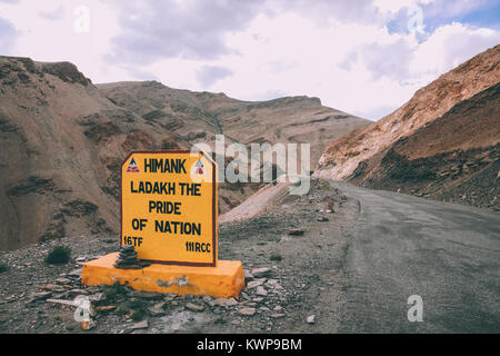 Nahaufnahme der Zeichen auf den Berg Straße in indischen Himalaya Ladakh region Stockfoto