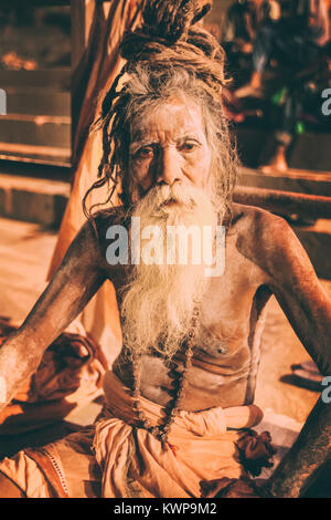 Sadhu Mann mit traditionellen bemaltem Gesicht und Körper in Varanasi, Indien Stockfoto