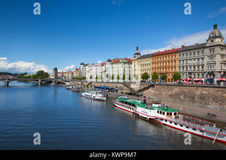 Prag, Tschechische Republik - 23. Juni 2015: Touristische Bootsfahrt auf der Moldau. Eine der vielen Sehenswürdigkeiten von Prag. Stockfoto