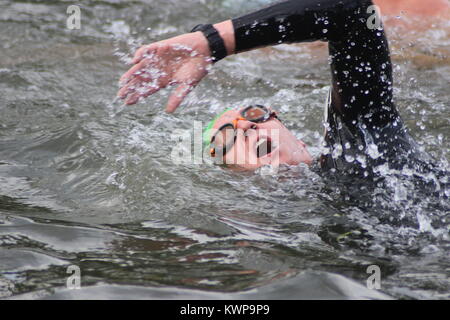 Ein Rennen für Nächstenliebe der jährlichen Club Pub Schwimmen - Henley auf Themse, Großbritannien Stockfoto