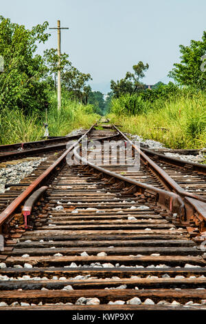 Alten, verlassenen Bahngleisen in die Landschaft von Guilin, Guangxi Provinz, China Stockfoto