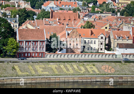 Kaunas: Basketball Inschrift "Lietuva (Litauen) in der Bank der Memel. Stockfoto