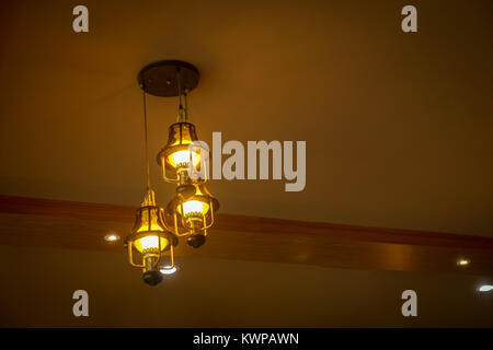 Detailansicht der zeitgenössischen Leuchte im Restaurant Stockfoto