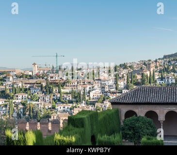 Blick auf die Stadt von Granada die Alhambra Palast auf einem hellen, sonnigen Tag. Stockfoto