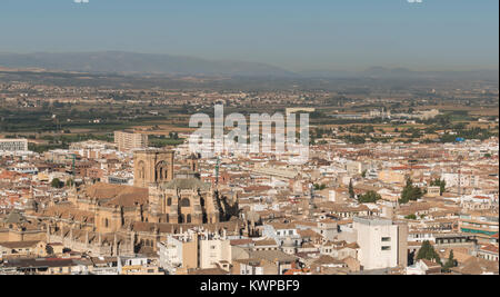 Blick auf die Stadt von Granada die Alhambra Palast auf einem hellen, sonnigen Tag. Stockfoto