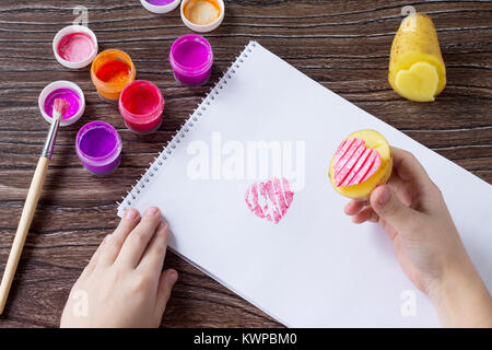 Das Kind macht einen congratulatory Hintergrund am Valentinstag. Mit eigenen Händen gemacht. Kinder Kunst Projekt Handwerk für Kinder. Handwerk für Kinder. Stockfoto