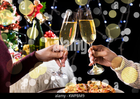 Gruppe von Freunden Getränke mit auf der Party. Junge Menschen genießen Sie an der Bar toasten Cocktails. macht gute Laune Stockfoto