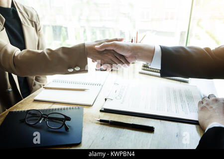 Erfolgreiche Job Interview mit Chef und Mitarbeiter handshaking nach guter Deal, Gratulation, Fusionen und Übernahmen der Partnerschaft treffen Konzept. Stockfoto