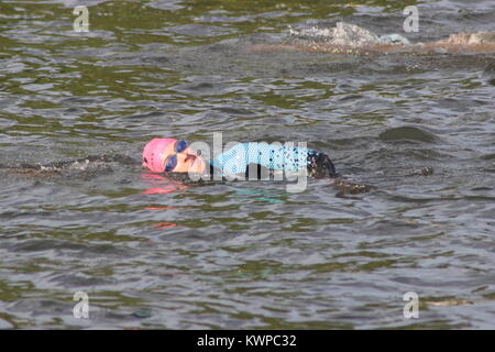 Ein Rennen für Nächstenliebe der jährlichen Club Pub Schwimmen - Henley auf Themse, Großbritannien Stockfoto