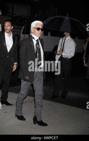 NEW YORK, NY - 15. NOVEMBER: Karl Lagerfeld besucht das Museum der 4. jährlichen der Modernen Kunst Film nutzen" eine Hommage an Pedro Almodovar" im Museum für Moderne Kunst am 15. November 2011 in New York City Menschen: Karl Lagerfeld Stockfoto