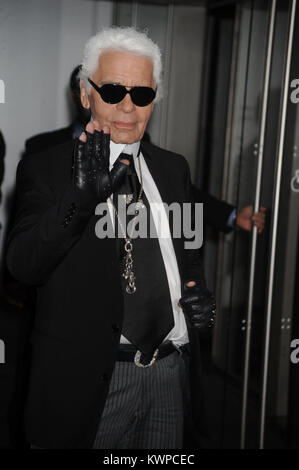 NEW YORK, NY - 15. NOVEMBER: Karl Lagerfeld besucht das Museum der 4. jährlichen der Modernen Kunst Film nutzen" eine Hommage an Pedro Almodovar" im Museum für Moderne Kunst am 15. November 2011 in New York City Menschen: Karl Lagerfeld Stockfoto