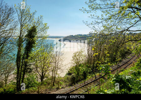 Blick über Carbis Bay, Cornwall und die Eisenbahnstrecke aus dem St Ives Bay. Stockfoto