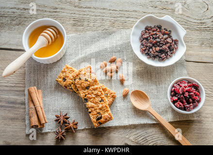 Selbstgemachte Granola Bars auf den Sack Stockfoto