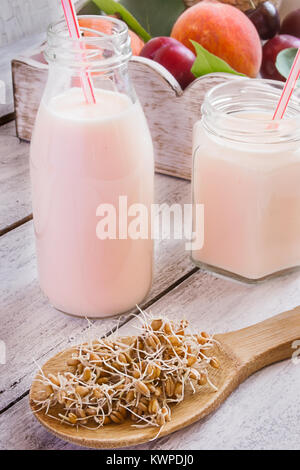 Konzept der gesunden Nahrung: Joghurt und Weizenkeime auf einem Holztisch Stockfoto