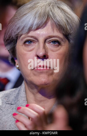 Premierminister, Theresa May auf dem Parteitag der Konservativen in Manchester Central, Manchester, UK - Sonntag Oktober 1, 2017. Premierminister, Theresa May, sitzt im Publikum für die erste Sitzung der Konferenz Stockfoto