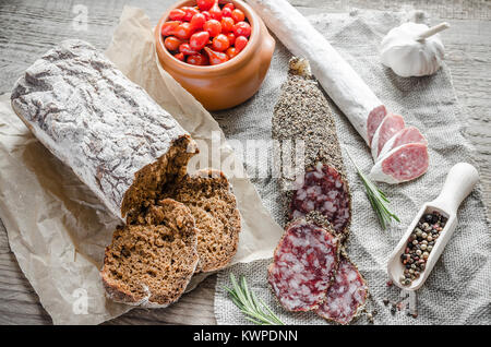 Scheiben der spanische Salami auf den Sack Stockfoto