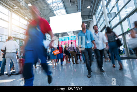Abstraktes Bild von Menschen, die auf einer Messe laufen Stockfoto