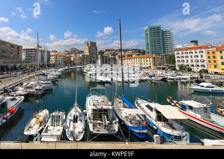 Stadtbild mit der Marina in Savona, Ligurien, Italien Stockfoto