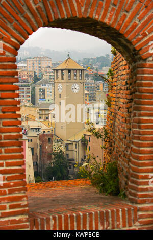 Glockenturm in Savona Blick aus einem Fenster an der Festung Priamar, Ligurien, Italien Stockfoto