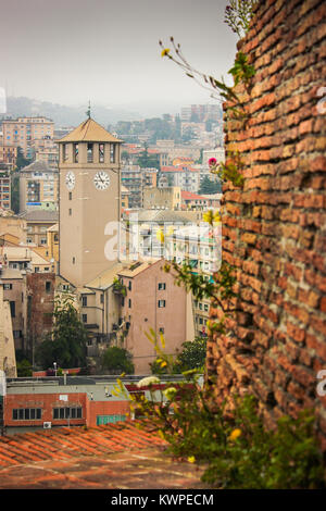 Glockenturm in Savona Blick von der Festung Priamar, Ligurien, Italien Stockfoto