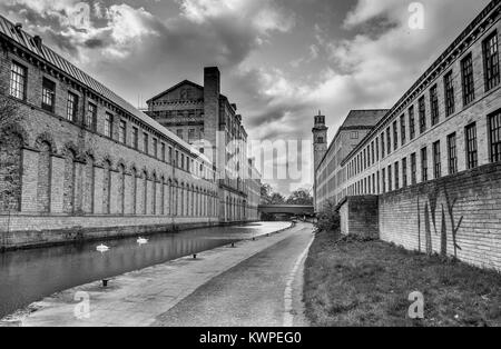 Monochrom. Salze Mill in Saltaire, ein Weltkulturerbe in West Yorkshire. Die Leeds Liverpool canal verläuft zwischen den Gebäuden. Stockfoto