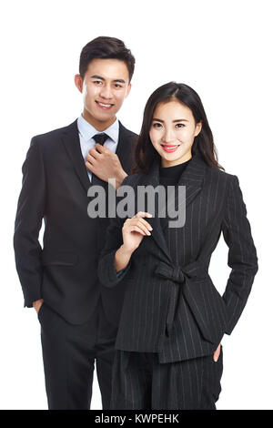 Studio Porträt von zwei jungen asiatischen Corporate Executive, Geschäftsmann und Geschäftsfrau, in die Kamera lächeln suchen, auf weißem Hintergrund. Stockfoto