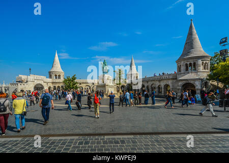 Fisherman's Bastion mit der Reiterstatue, Terrasse und Türmen mit Blick auf Budapest Ungarn an einem sonnigen Nachmittag mit Touristen genießen den Tag Stockfoto