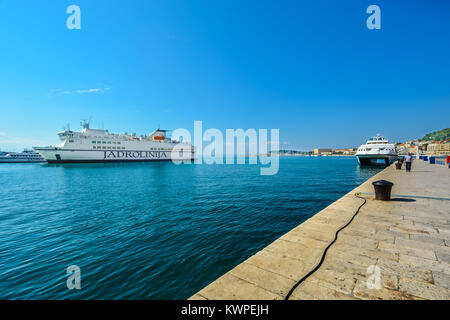 Boote, Yachten und Fähren im Hafen der alten Stadt Split Kroatien entlang der dalmatinischen Küste der Adria an einem sonnigen Nachmittag Stockfoto