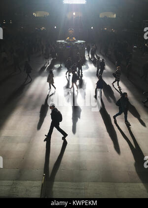 Pendler durch Grand Central Terminal am Morgen mit Sonnenlicht, das durch den Osten Windows. Stockfoto