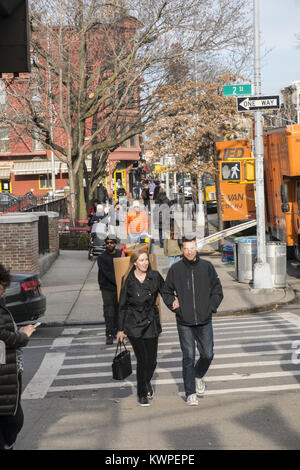 Menschen gehen in die 7th Avenue im Herzen der Stadtteil Park Slope in Brooklyn, New York. Stockfoto