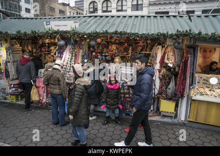 Menschen suchen und Shop für präsentiert während der Ferienzeit in der 'Santa Village' Union Square, Manhattan, New York City. Stockfoto