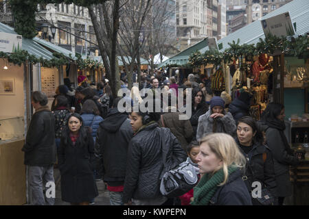 Menschen suchen und Shop für präsentiert während der Ferienzeit in der 'Santa Village' Union Square, Manhattan, New York City. Stockfoto