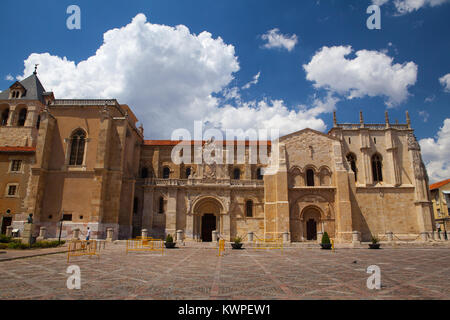 Leon, Spain-July 5, 2017: Die Basílica de San Isidoro de Leon. Es befindet sich auf dem Gelände eines alten römischen Tempel entfernt. Seine christlichen Wurzeln zurückverfolgt werden können Stockfoto