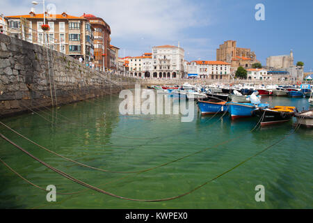 Castro Urdiales, Spanien - 9. Juli 2017: Hafen in Castro Urdiales.It ist eine Hafenstadt am Golf von Biskaya und eine moderne Stadt, obwohl die Burg Stockfoto