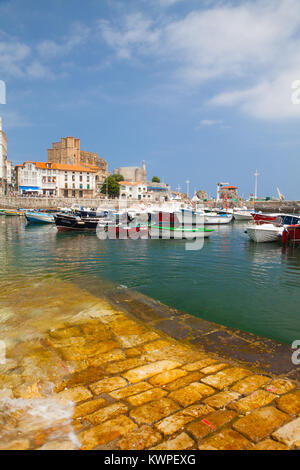 Castro Urdiales, Spanien - 9. Juli 2017: Hafen in Castro Urdiales.It ist eine Hafenstadt am Golf von Biskaya und eine moderne Stadt, obwohl die Burg Stockfoto