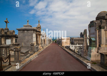 Castro Urdiales, Spanien - 9. Juli 2017: Friedhof Municipal de Ballena auf die erstaunliche Küste in Castro Urdiales, Spanien Stockfoto